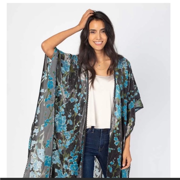 Natural Life NWT Silver Grey Floral Velvet Duster - Picture 2 of 7